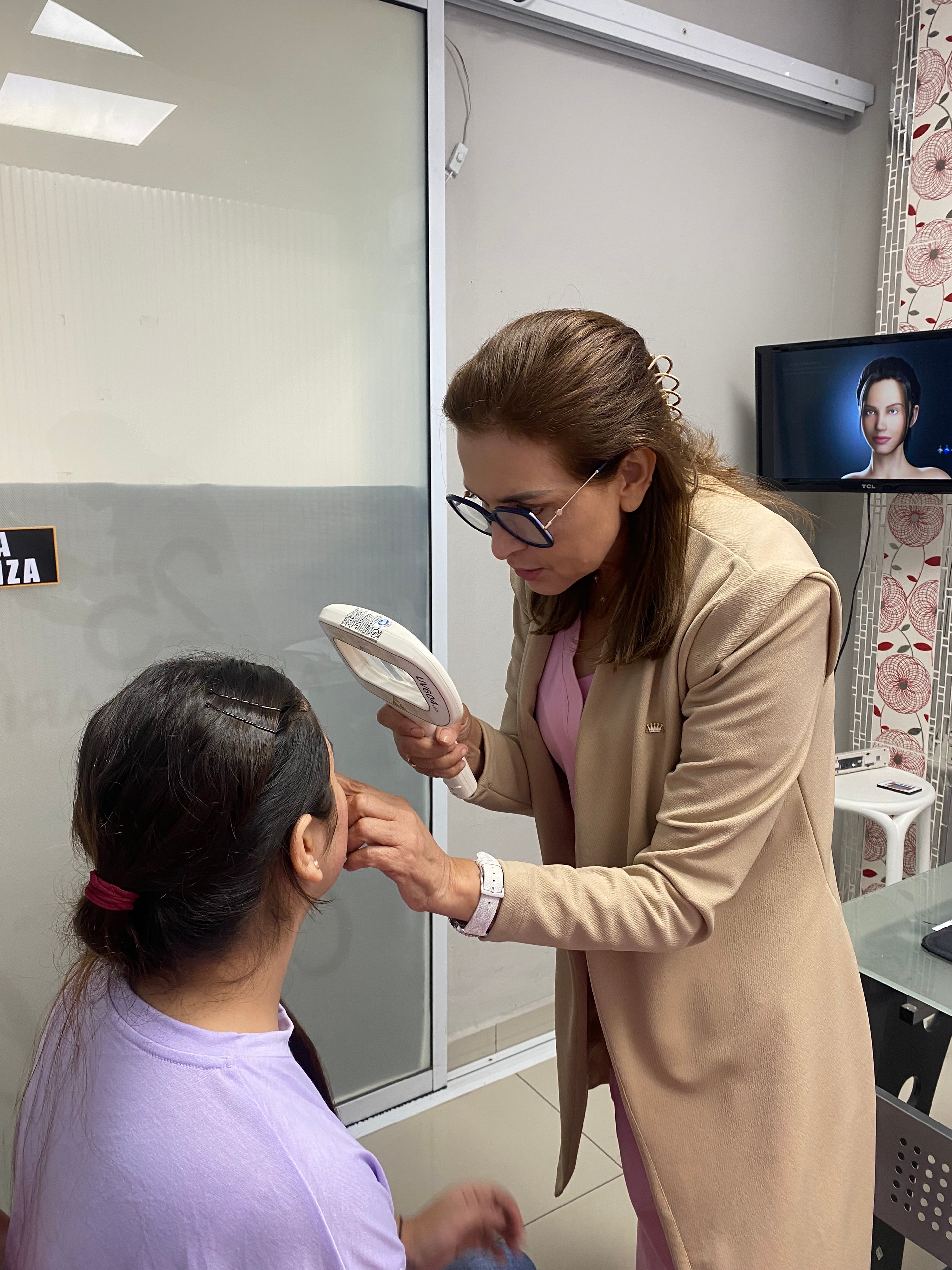 Dra. Francisca Flores aplicando tratamiento láser